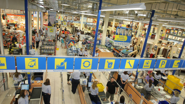 In Greece – here an interior view of the store in Heraklion – Praktiker offers a broader range of products. 
