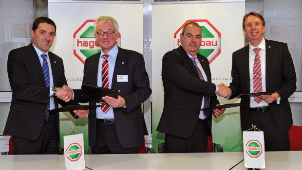 Signing the contract (from left): Angel Miguel Expósito Hernández (chairman, Coarco supervisory board), Heribert Gondert (spokesman for Hagebau management), Julio César Sáez (deputy chairman, Coferdroza supervisory board), Torsten Kreft (director of Hagebau retail category management). 
