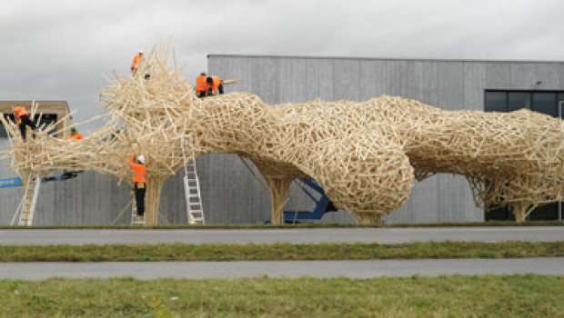 The walk-through forest created from around 8 000 roof battens by students and lecturers of the Alanus University in Alfter near Bonn resulted in traffic jams on the roads all around.
