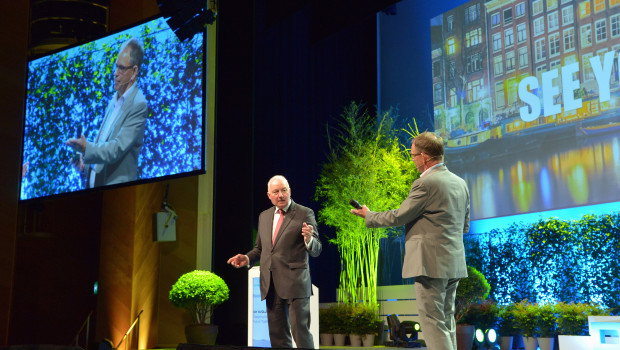 John Herbert (l.) and Ralf Rahmede, managing directors at Edra and Fediyma, invited the delegates to next year's summit which will take place in Amsterdam.
