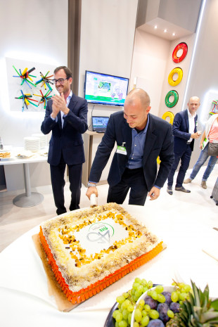 Fitt CEO Alessandro Mezzalira (left) and his brother Gianmaria, sales director of Fitt, cut the birthday cake at the Spoga Gafa.
