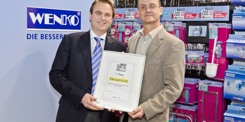 Delighted about the award. Wenko’s managing director Niklas Köllner (l.)  receives the certificate for Product of the Year from Harald Bott, the editor of diy magazine.