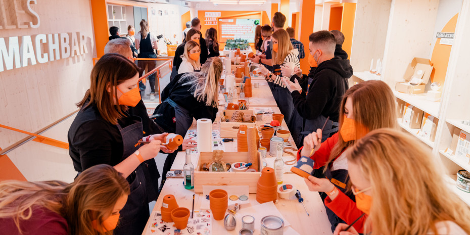 Seedling workshop on the opening day of the "Obi Machbar" at the “longest workbench in the world”.