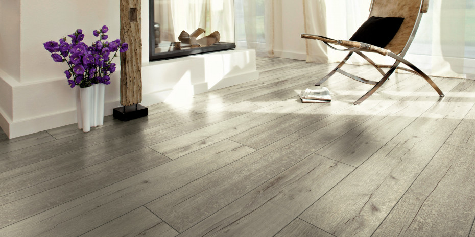 Totally trendy: rustic laminate flooring in shades of grey and beige.
